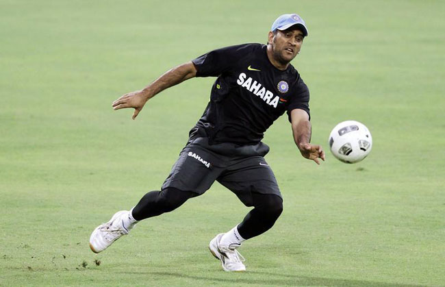 धोनी की जुबान से निकले 11 'हेलीकॉप्टर शॉट'