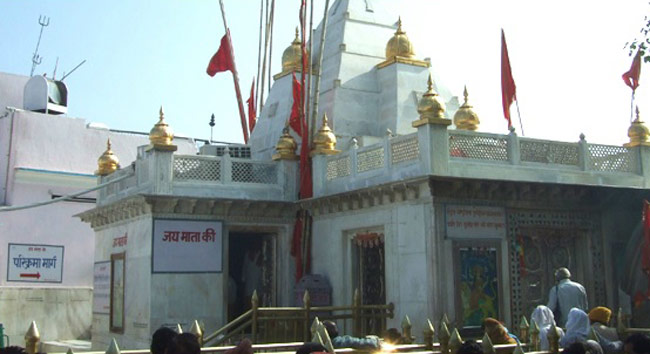 भक्तों की मनोकामनाएं पूरी करती हैं माता नैना देवी