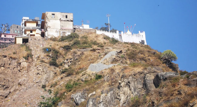 भक्तों की मनोकामनाएं पूरी करती हैं माता नैना देवी