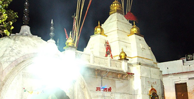 भक्तों की मनोकामनाएं पूरी करती हैं माता नैना देवी