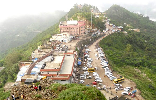 भक्तों की मनोकामनाएं पूरी करती हैं माता नैना देवी