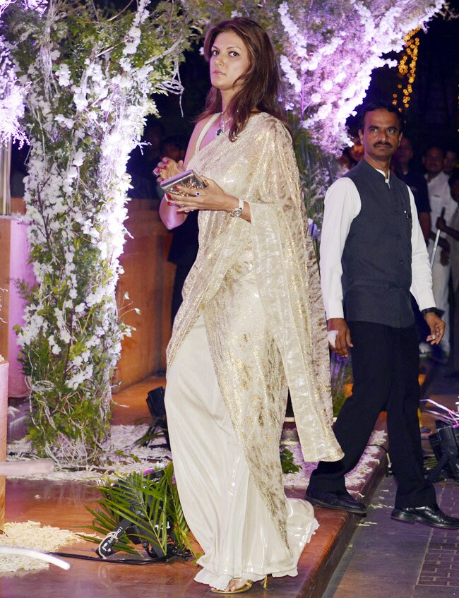 डिजाइनर मनीष मल्होत्रा की खुशियों में सितारों ने की शिरकत