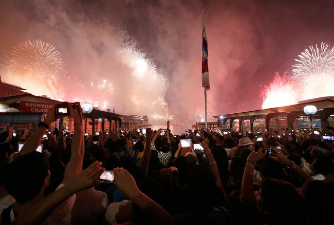 दुनिया ने कुछ यूं मनाया नए साल 2015 का जश्न..