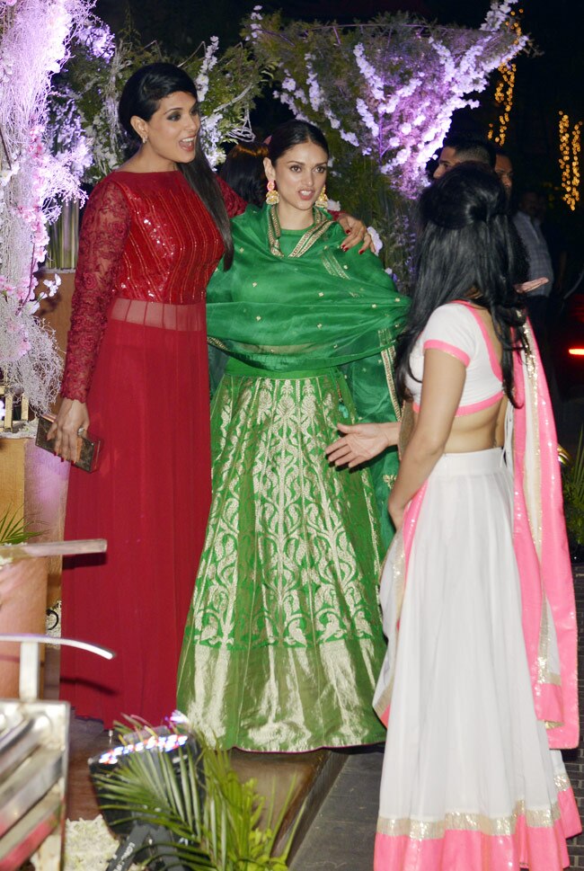 डिजाइनर मनीष मल्होत्रा की खुशियों में सितारों ने की शिरकत