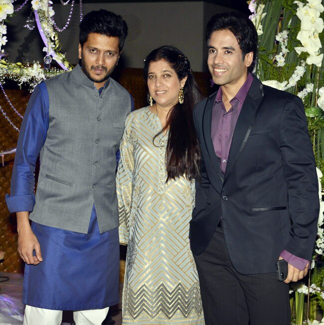 डिजाइनर मनीष मल्होत्रा की खुशियों में सितारों ने की शिरकत