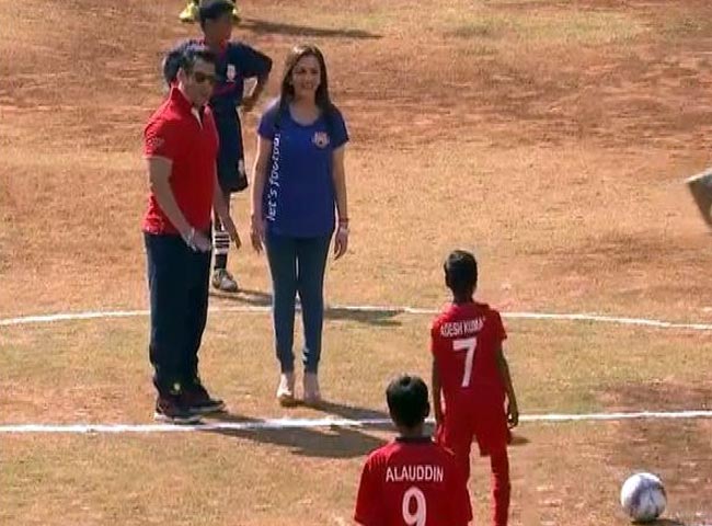 सलमान ने 'यंग चैंप' के साथ लगाई Kick