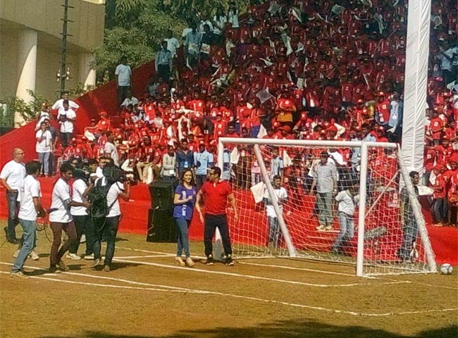 सलमान ने 'यंग चैंप' के साथ लगाई Kick