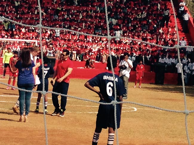 सलमान ने 'यंग चैंप' के साथ लगाई Kick