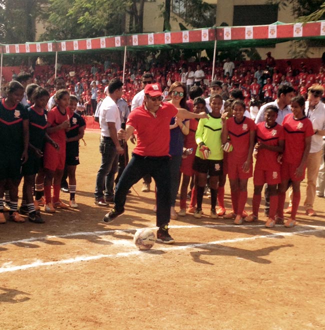 सलमान ने 'यंग चैंप' के साथ लगाई Kick