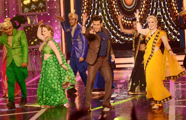 Bigg Boss के सेट पर लॉन्च होगा बदलापुर का गाना