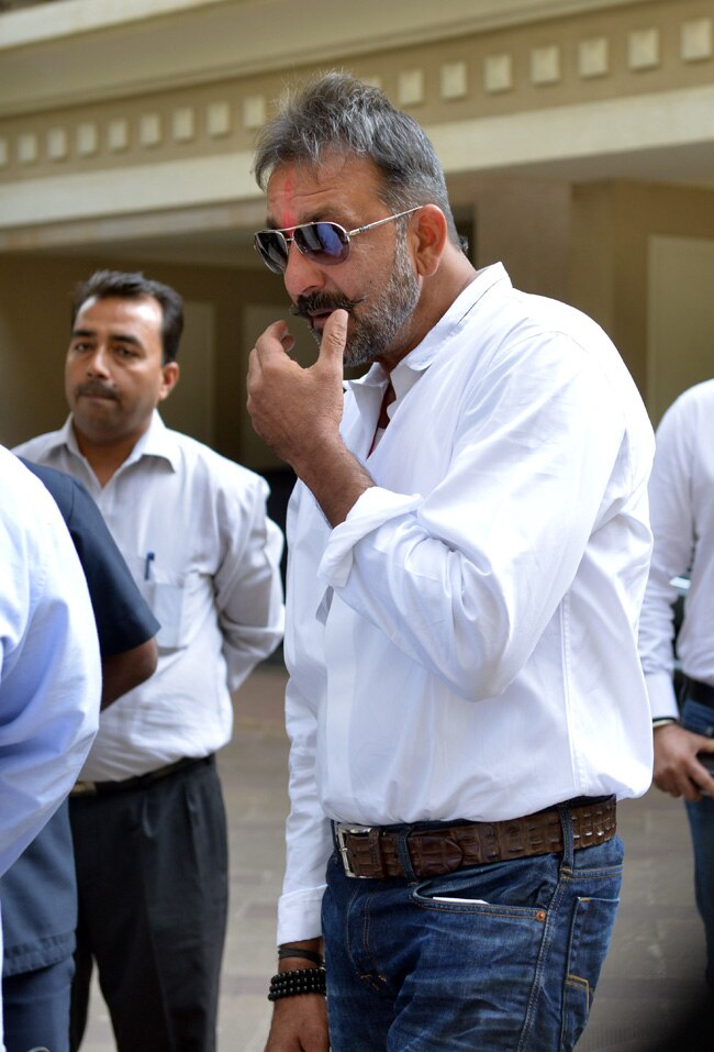 जेल से निकले संजू बाबा, दिखाई पोनी टेल और 6 पैक एब्स