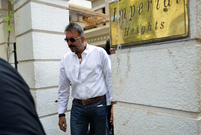 जेल से निकले संजू बाबा, दिखाई पोनी टेल और 6 पैक एब्स