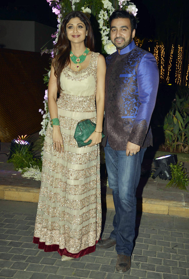 डिजाइनर मनीष मल्होत्रा की खुशियों में सितारों ने की शिरकत