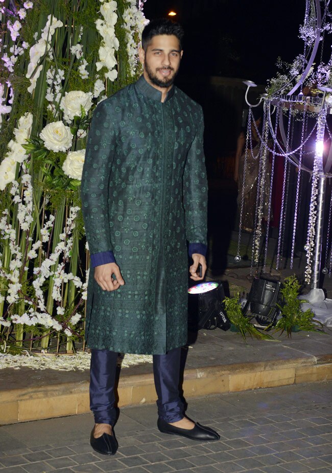 डिजाइनर मनीष मल्होत्रा की खुशियों में सितारों ने की शिरकत