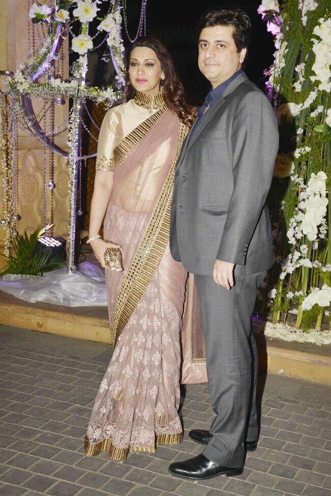 डिजाइनर मनीष मल्होत्रा की खुशियों में सितारों ने की शिरकत