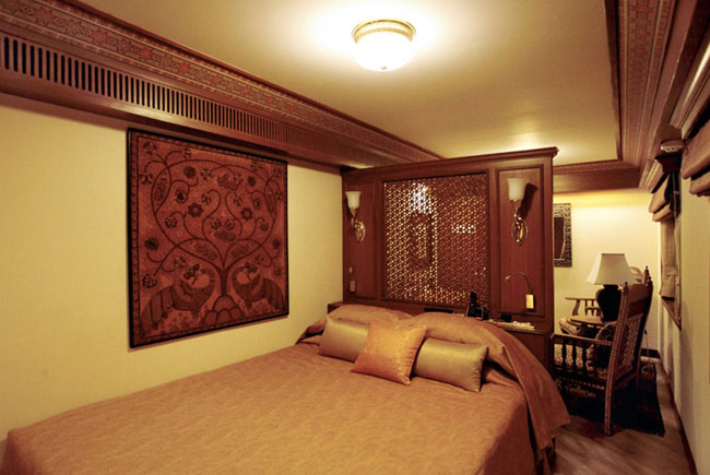 ट्रेन नहीं जनाब, राजसी रंग में रंगा चलता फिरता होटल है महाराजा एक्सप्रेस