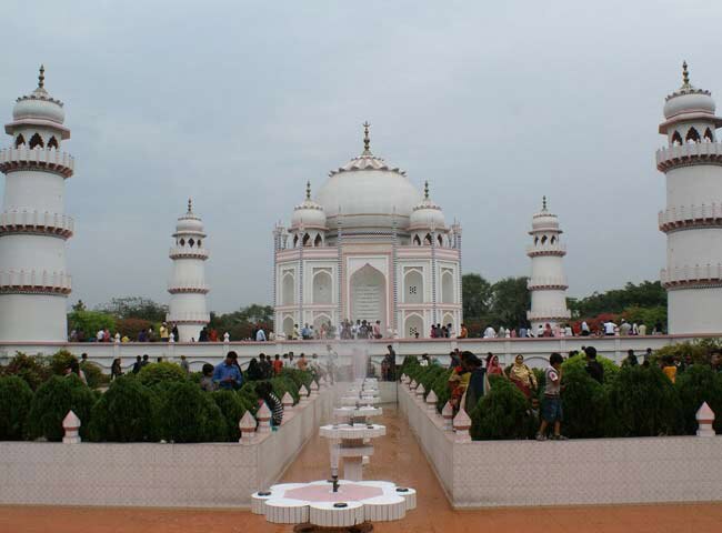 दुनिया में और भी हैं ताजमहल...