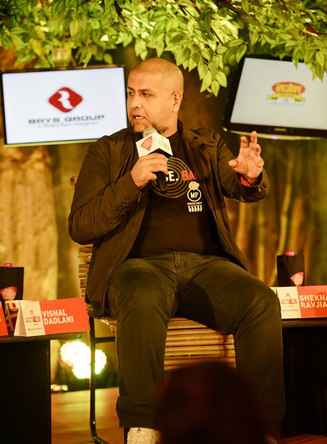 शाहरुख खान को लोगों को हैंडल करना आता है: विशाल डडलानी