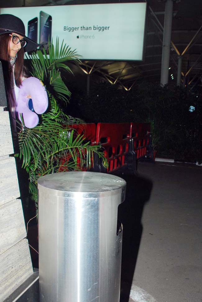 आखिर कैमरे से क्यों छिप रहीं हैं सोनम कपूर?