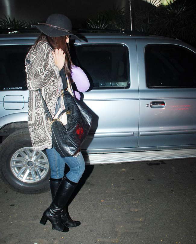 आखिर कैमरे से क्यों छिप रहीं हैं सोनम कपूर?