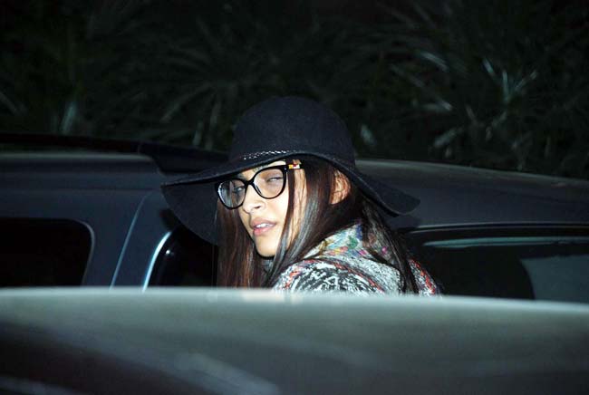 आखिर कैमरे से क्यों छिप रहीं हैं सोनम कपूर?