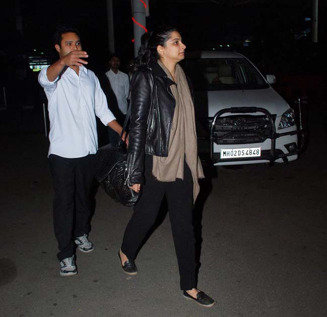 आखिर कैमरे से क्यों छिप रहीं हैं सोनम कपूर?