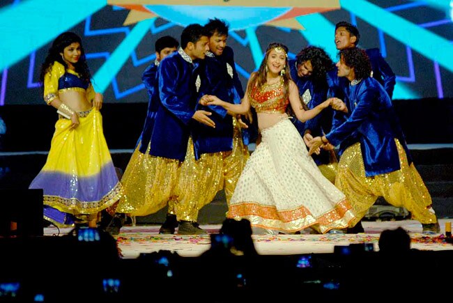 नए साल के जश्न में गौहर खान के ठुमकों ने बांधा समां