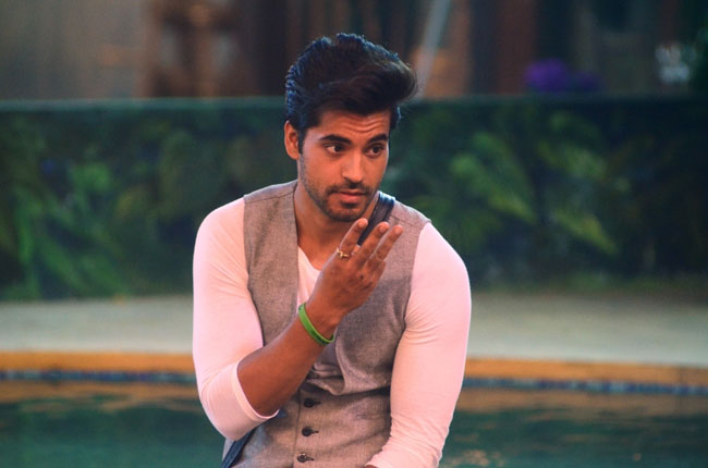 Bigg Boss 8: एस्ट्रोलॉजर ने दिया करिश्मा को झटका...