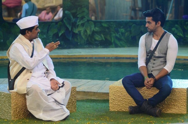 Bigg Boss 8: एस्ट्रोलॉजर ने दिया करिश्मा को झटका...