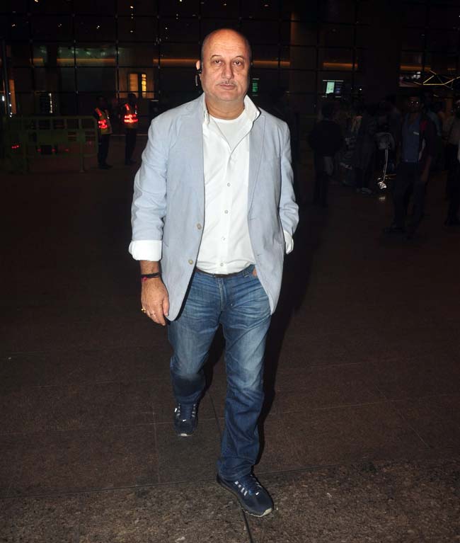 आखिर कैमरे से क्यों छिप रहीं हैं सोनम कपूर?