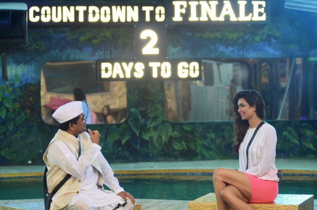 Bigg Boss 8: एस्ट्रोलॉजर ने दिया करिश्मा को झटका...