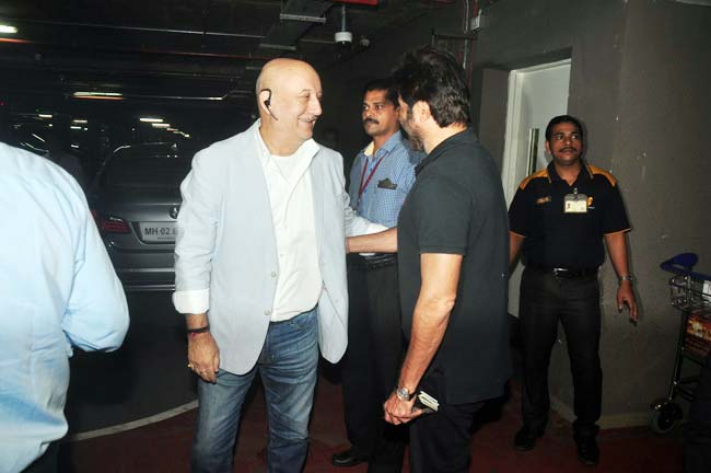 आखिर कैमरे से क्यों छिप रहीं हैं सोनम कपूर?