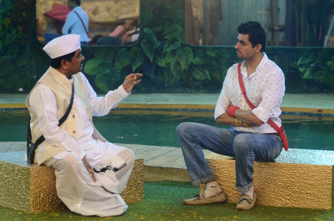 Bigg Boss 8: एस्ट्रोलॉजर ने दिया करिश्मा को झटका...