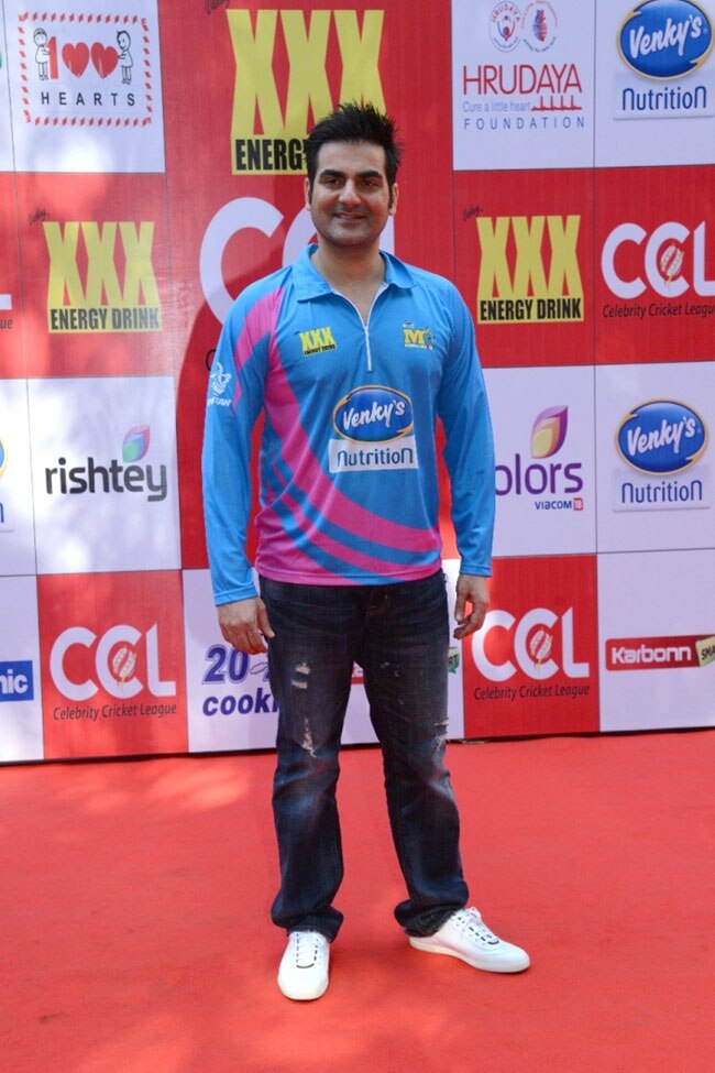सेलेब्रिटी क्रिकेट लीग : मैदान पर उतरे सितारे