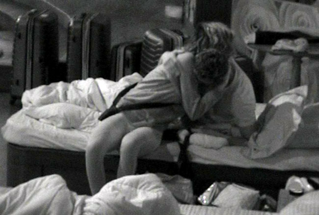 Bigg Boss: यह क्‍या कर रहे हैं करिश्‍मा और उपेन