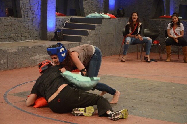 Bigg Boss: करिश्मा और अली में फिर से हुई लड़ाई