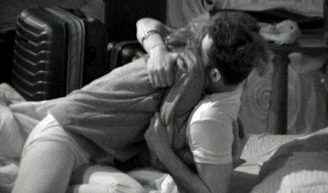 Bigg Boss: यह क्‍या कर रहे हैं करिश्‍मा और उपेन