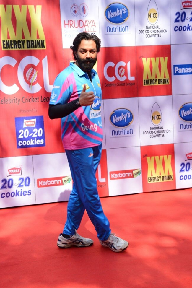 सेलेब्रिटी क्रिकेट लीग : मैदान पर उतरे सितारे