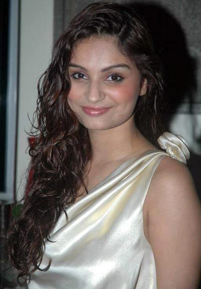 'बिग बॉस' की बि‍क‍िनी बेब डिंपी से क्‍या मिले हैं आप, देखें तस्‍वीरें