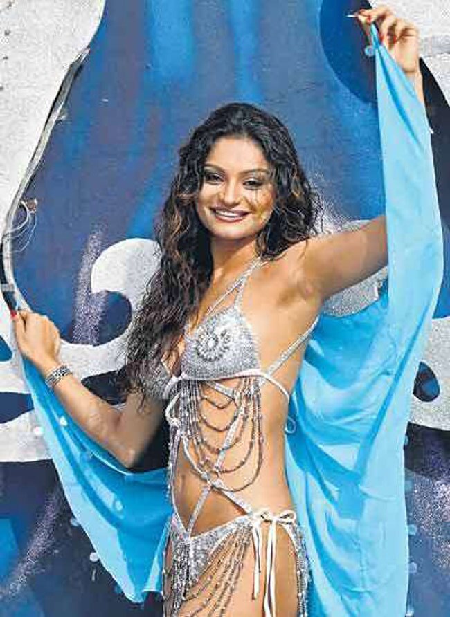 'बिग बॉस' की बि‍क‍िनी बेब डिंपी से क्‍या मिले हैं आप, देखें तस्‍वीरें