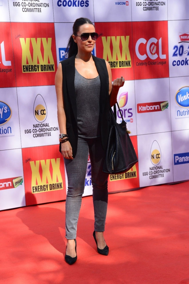 सेलेब्रिटी क्रिकेट लीग : मैदान पर उतरे सितारे