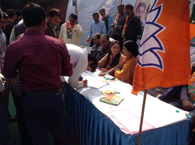 जानिए केजरीवाल के खिलाफ लड़ने वाली नूपुर शर्मा को...