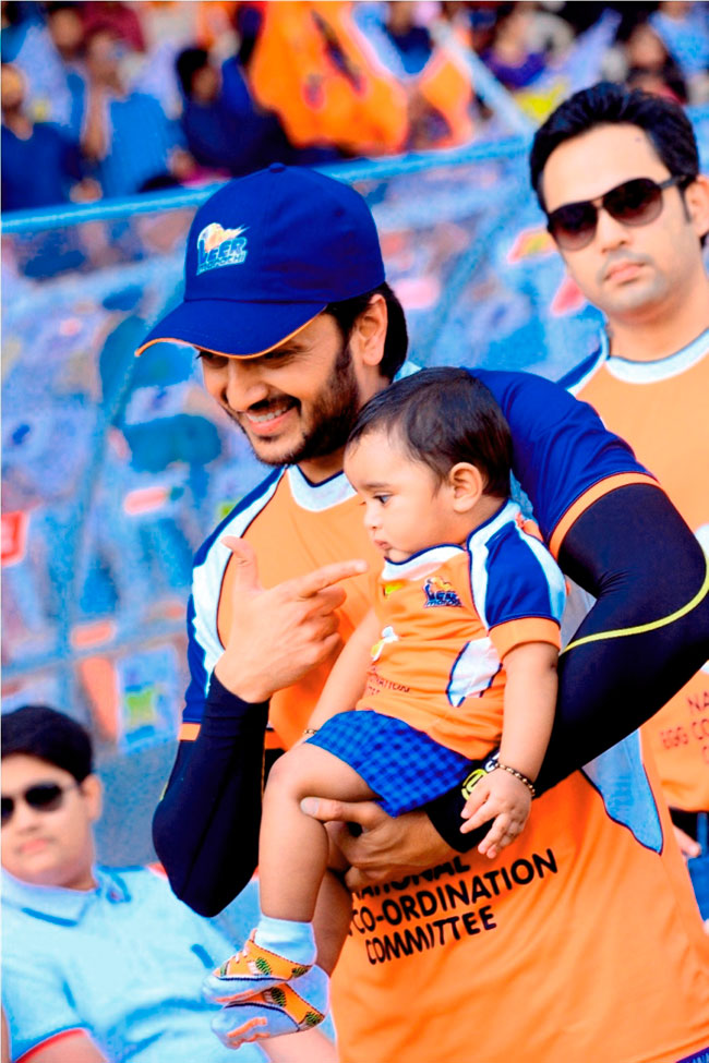 सेलेब्रिटी क्रिकेट लीग : मैदान पर उतरे सितारे