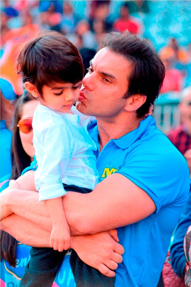 सेलेब्रिटी क्रिकेट लीग : मैदान पर उतरे सितारे