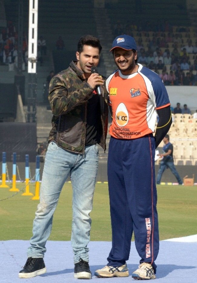 सेलेब्रिटी क्रिकेट लीग : मैदान पर उतरे सितारे