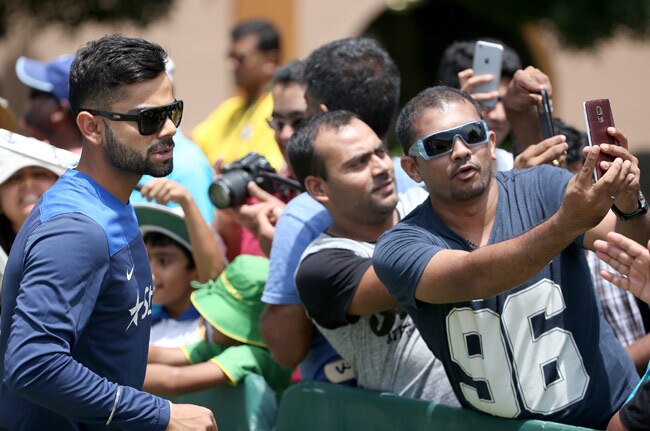 कैप्टन कोहली का ऑटोग्राफ लेने और साथ सेल्फी क्लिक कराने की लगी होड़