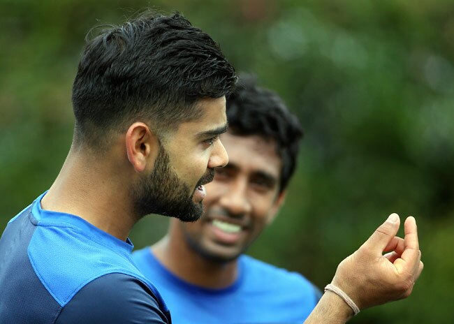 कैप्टन कोहली का ऑटोग्राफ लेने और साथ सेल्फी क्लिक कराने की लगी होड़