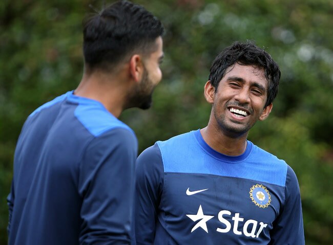 कैप्टन कोहली का ऑटोग्राफ लेने और साथ सेल्फी क्लिक कराने की लगी होड़