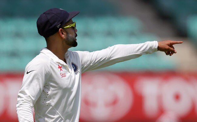 कैप्टन कोहली का ऑटोग्राफ लेने और साथ सेल्फी क्लिक कराने की लगी होड़