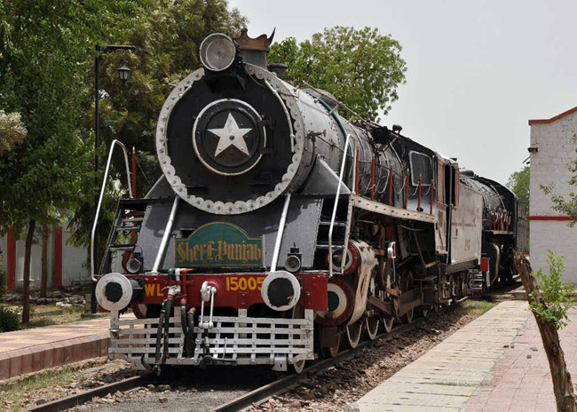 रेलवे की असाधारण यात्रा और ये 24 तस्वीरें